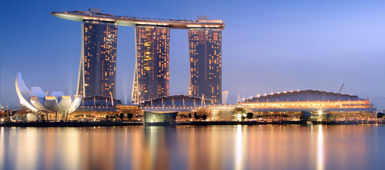 Marina_Bay_Sands_in_the_evening_-_20101120-1-1263×560