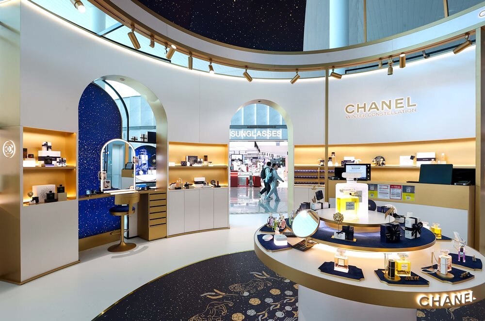 Shinsegae-Duty-Free-Unveil-Koreas-First-Holiday-Pop-Up-at-Incheon-Airport–with-CHANEL-N5–6